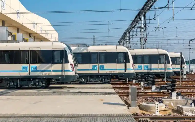 倒放郑州地铁4号线列车出站