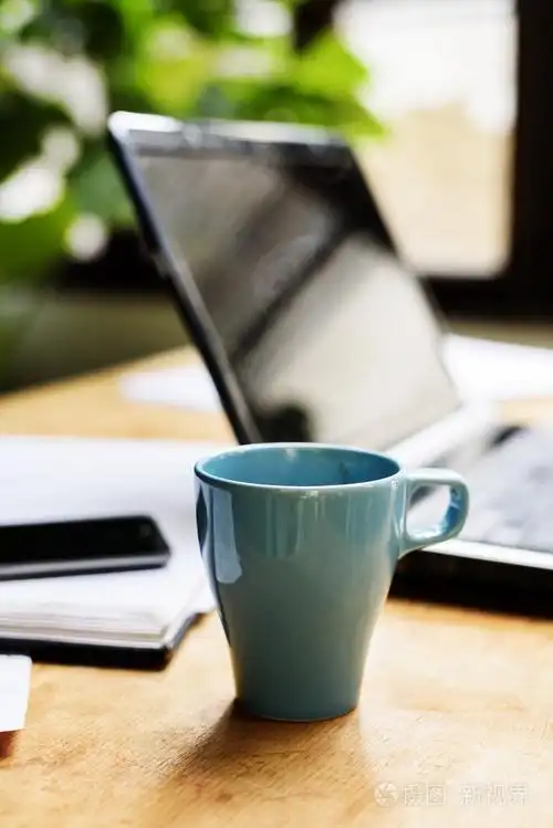 工作的办公桌与杯咖啡