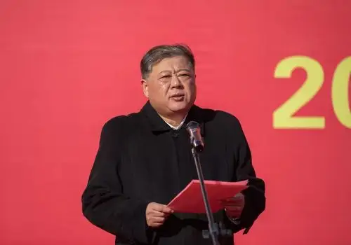 政府秘书长沈明刚同志,市政府副秘书长,办公室主任沈惠彪同志出席仪式