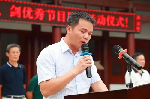 ▼表演开始▼好多相机,摄像机,有木有现场新闻发布会的感觉上高县太极