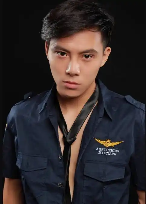 马睿瀚今年已经20岁,目前就读于中国传媒体大学表演系,昔日的小萌娃已