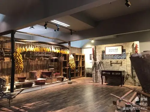 村农耕文化展示馆里,一件件几十上百年的老家具农具,给村的历史增添了