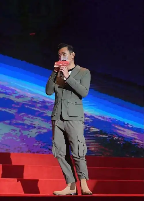 双影帝坐镇粤港澳记者会,古天乐黑肤色抢镜,54岁黎明似上市老总|西装