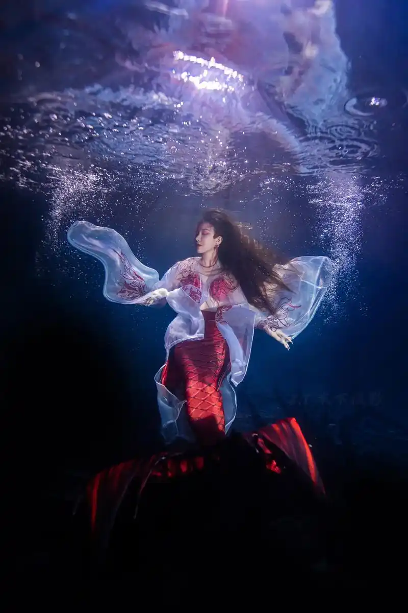 世说鲛人之语,深海而居织绡绮丽.#水下摄影 #摄影 #美人鱼 - 抖音