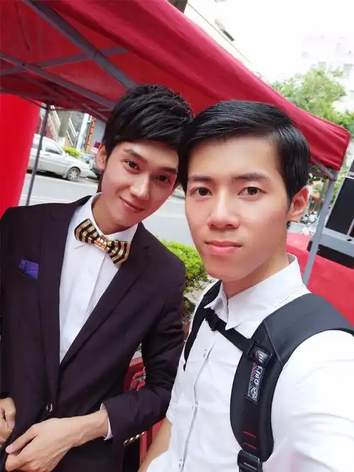 淡水花街今天惊现一堆帅哥美女路过好多人想和他们合照