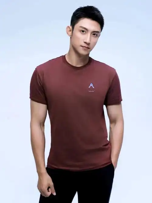 全球品牌代言人黄景瑜活力演绎#bally2023兔年限定款男士t恤