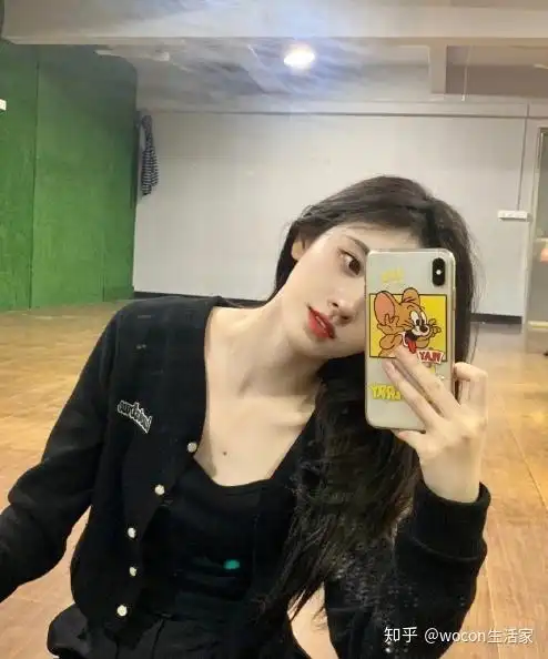 学鞠婧祎拿手机遮住半张脸自拍~还有这张怀揣猫咪的照片,浅浅露出大白