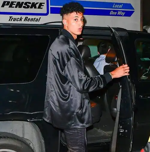 有一说一库兹马确实帅颜值很优越