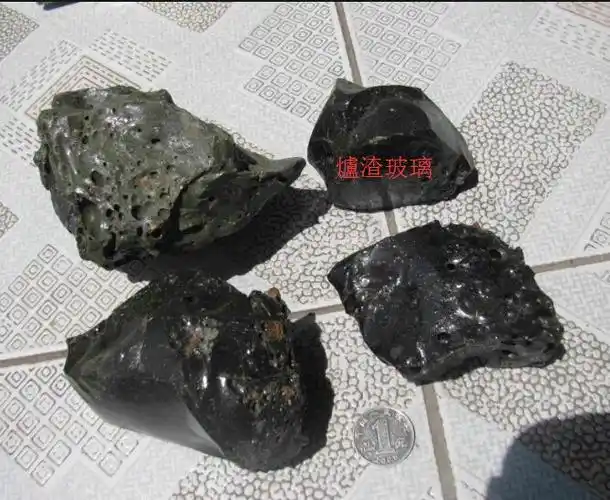 炉渣玻璃上的气孔,很多网友当成是气印,分辨不清气孔气印,上图