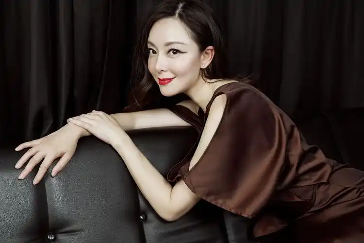 金牌演员许榕真彰显熟女致命吸引力