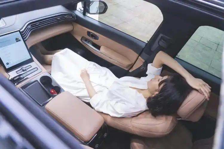 但我更喜欢的是蔚来es8的女王副驾,多出了腿托,能实现半躺姿势,座椅