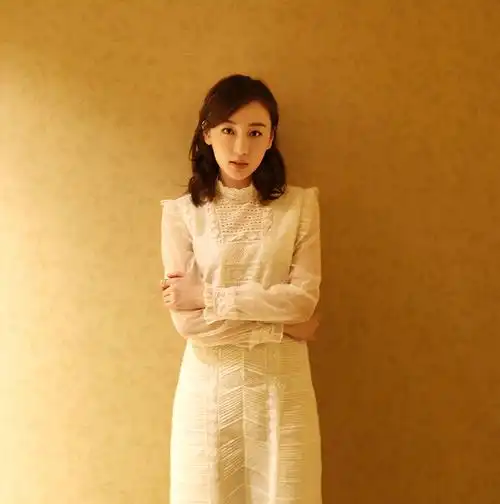 夏恩亮相首映礼尽显软妹攻 简约白裙化身校园女神