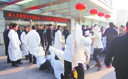 医生被打事件再起余波 死者家属大闹医院(图)