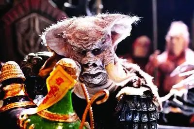 长长的牙齿像是狮驼国的象精