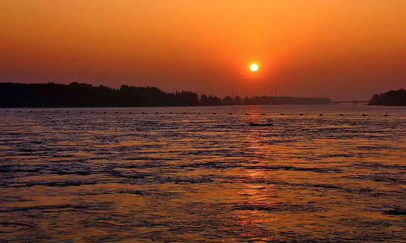 洪泽湖日出/蔡桃芳(江苏 泰州)