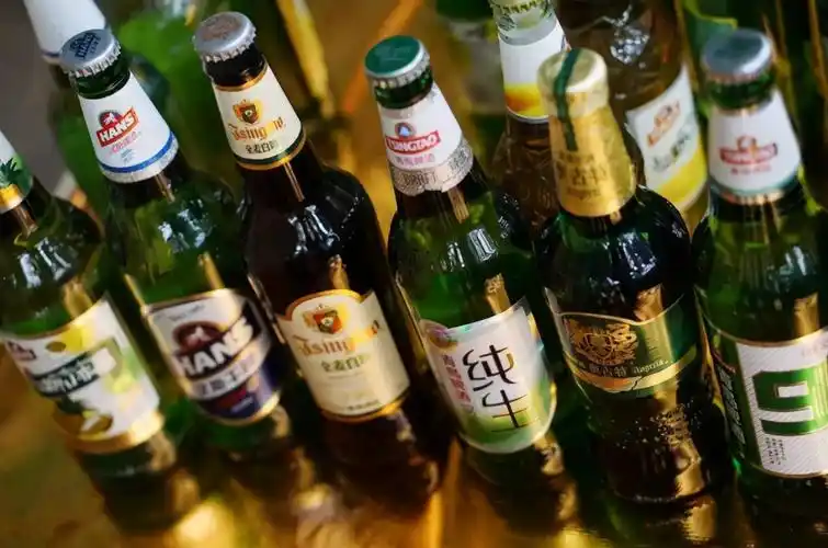 夏天喝啤酒,没带起子怎么办?老酒鬼:找到这个"机关"轻松打开