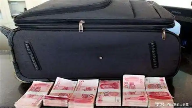 两口子捡了一个包裹满满的一包钱这真的是一夜暴富了