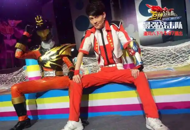 p data-id="gnx4hv62px">《巨神战击队4(限量版)》叙述了阿空,阿静