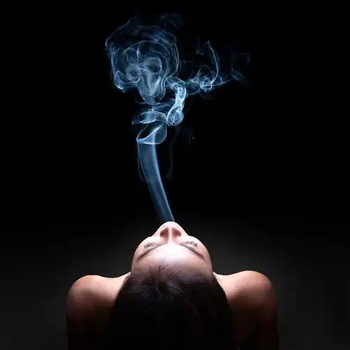 吐烟的性感美女