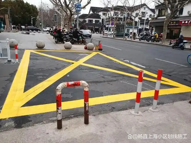 箭头,文字,图案及立面标记,实体标记,突起路标等所构成的交通设施,它