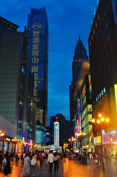随拍夜晚的重庆解放碑步行街