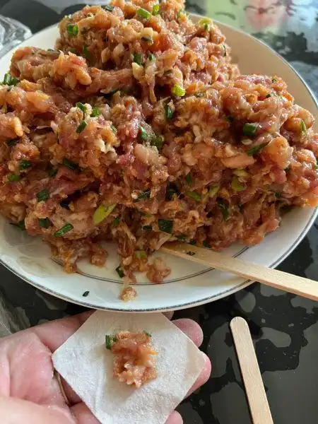肉燕的做法操作步骤第4步:一块皮一点肉,能捏紧就可以,这个是肉燕皮