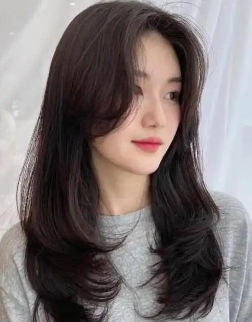中长发从齐耳处大卷烫出s型的卷度出来充满着韩式味道,发尾外翻让整个