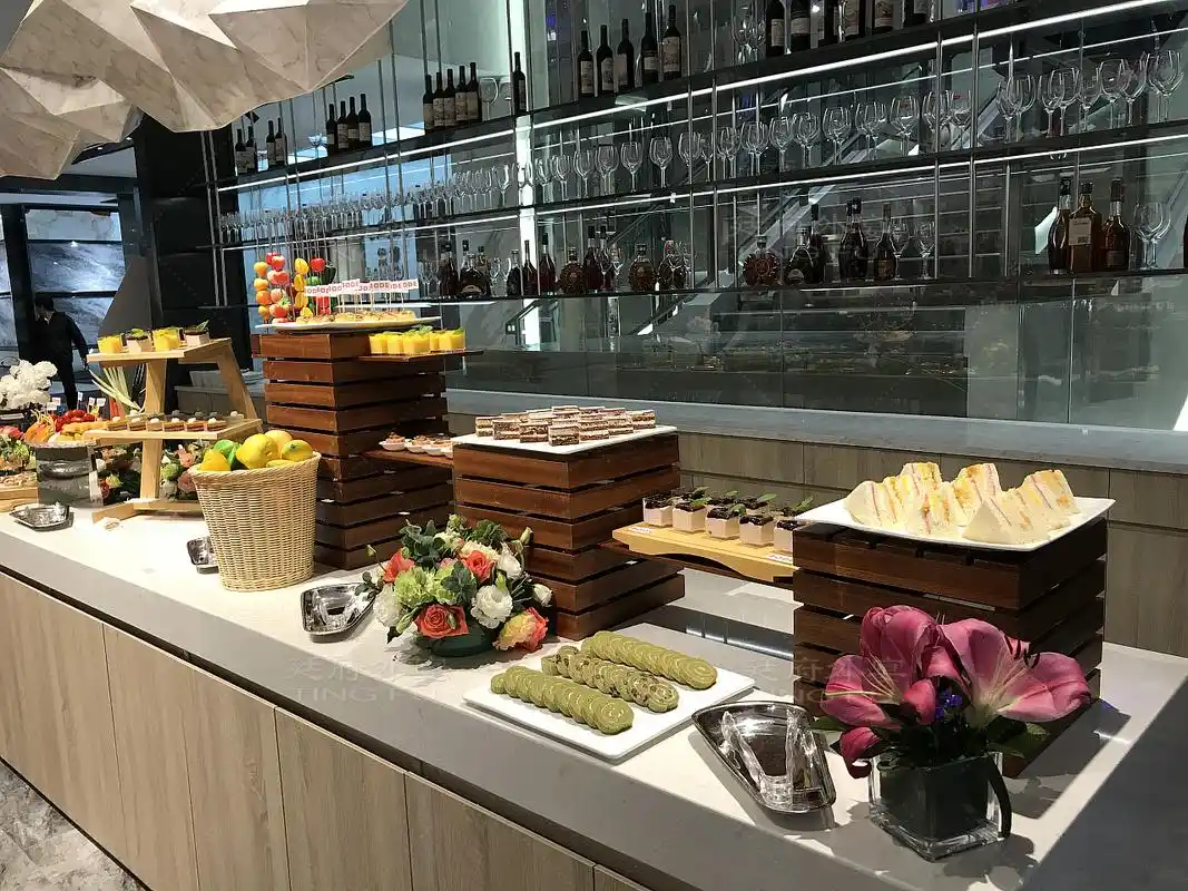 精致的点心摆盘,香甜可口的西点最适合款待的情调,让人享受微醺的