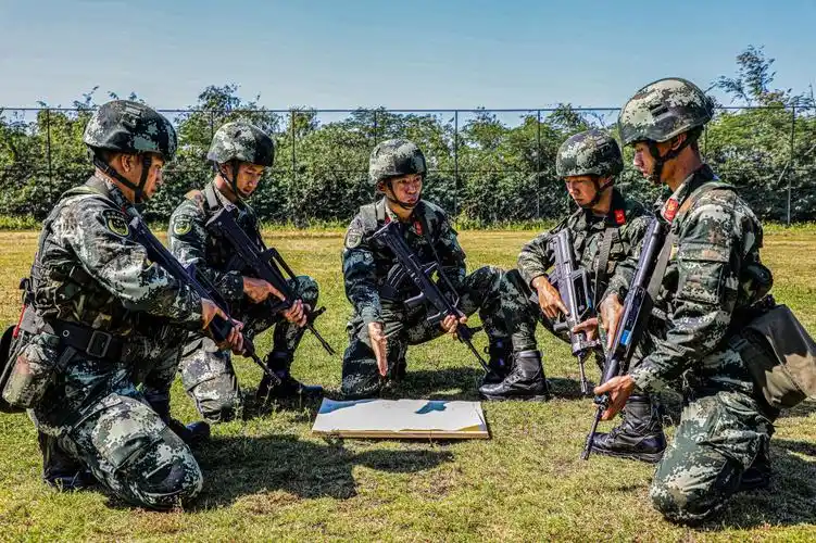 真打实练直击武警官兵野外班组战术训练