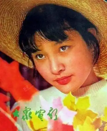 她凭《小花》一炮走红,红遍大江南北.