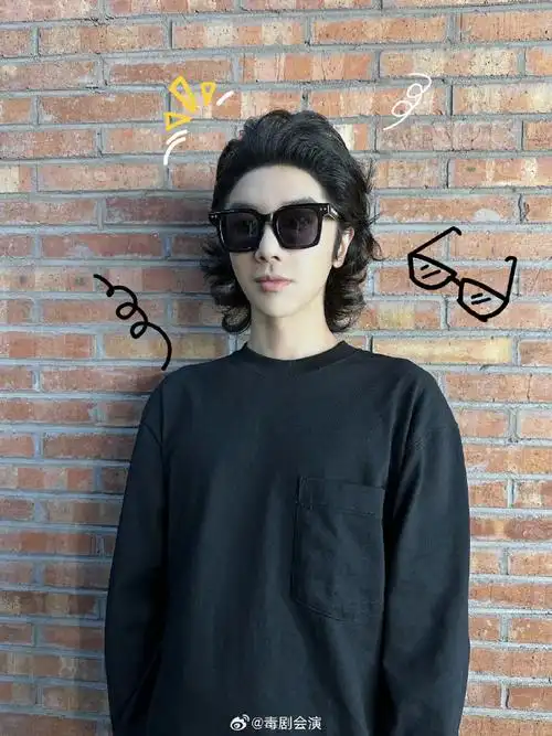 华晨宇演唱会限定九连拍#真诚发问大家都有看到华晨宇发的微博照片图