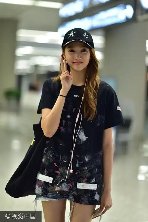开心脸比心.  图片来源:关晓彤现身虹桥机场/视觉中国