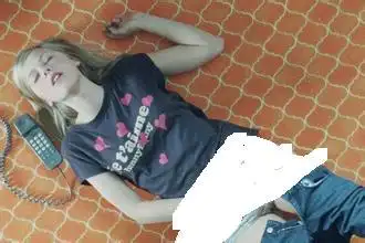 欧美电影 女孩在厨房地板上接电话自慰 叫什么名字