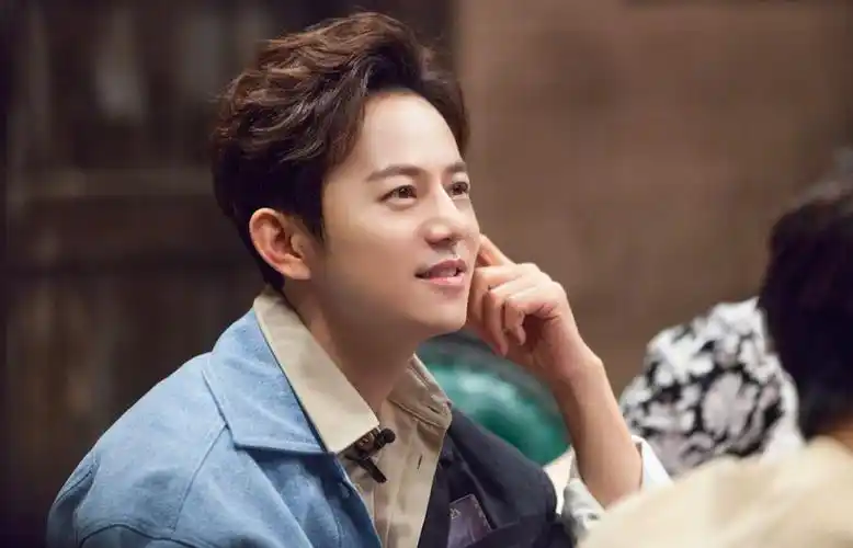 何炅喜提一亿粉丝,零差评的他凭什么被这么多人爱?