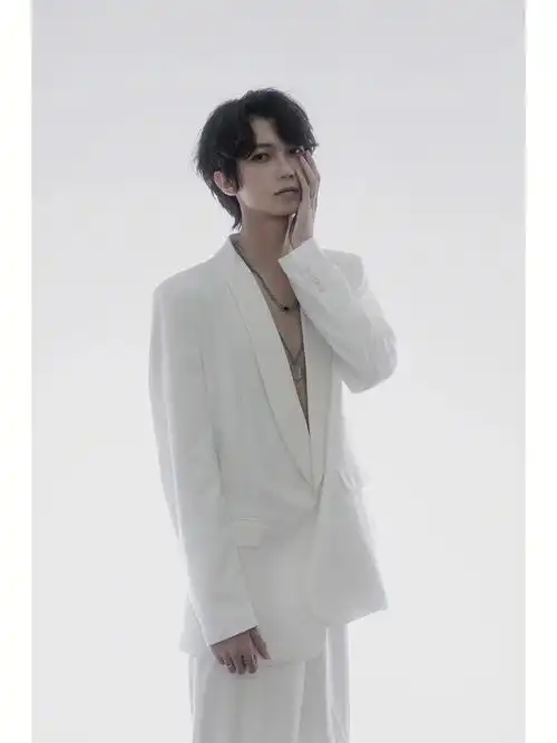 男士写真让人欲罢不能的白色西装