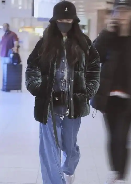 女明星时尚穿搭给冬季带来时尚美感可何穗脚上的鞋是怎么回事