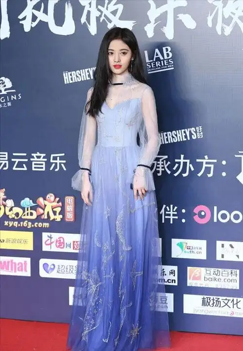 鞠婧祎裙装选对了,不到160的身高也穿出"仙气",气质真好