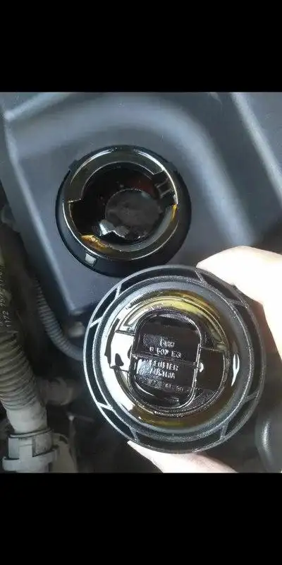 问 冷却液报警,机油口有白色物质,请问大家是什么原因.