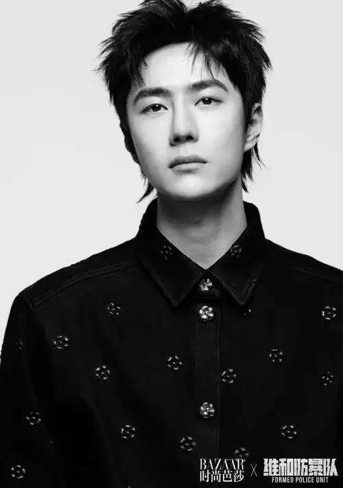 王一博维和防暴队##王一博手电上有花##电影维和防暴队芭莎大片