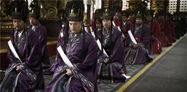 古代大臣上朝时手持的"笏板"有何用?这东西可打小抄可遮脸