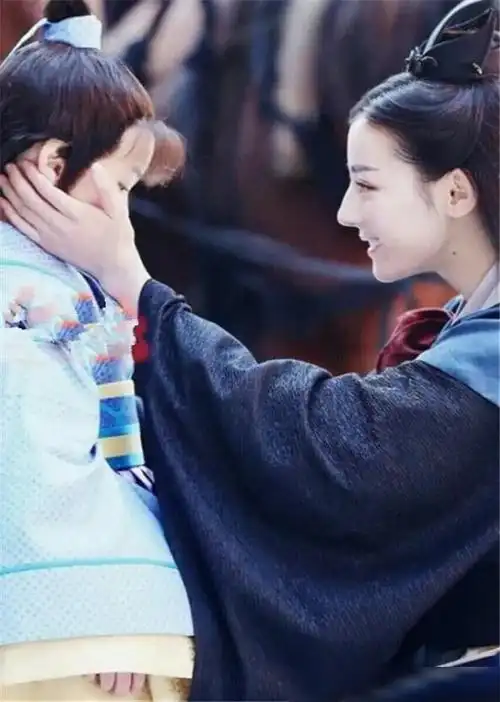 杨紫抱娃迪丽热巴抱娃鞠婧祎抱娃看到赵丽颖已婚与未婚的区别