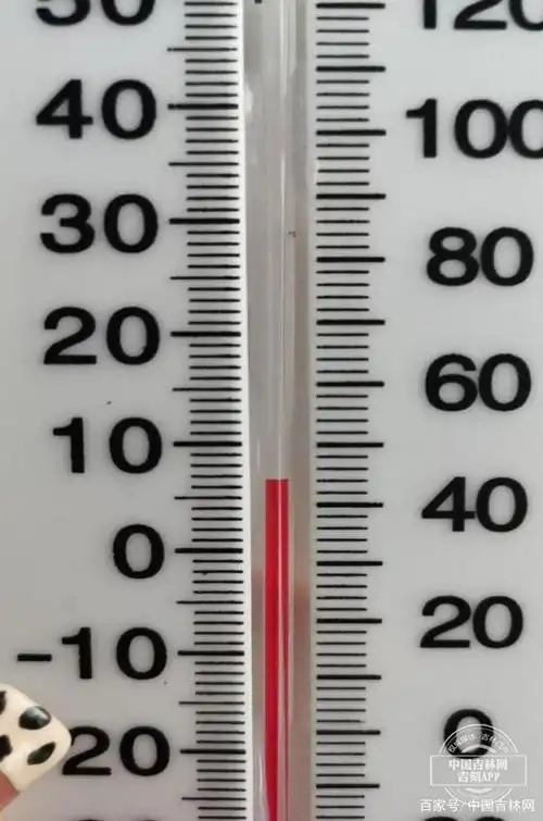 随后,记者在仙台大街下车,换乘了238路公交车,8分钟后温度计显示温度