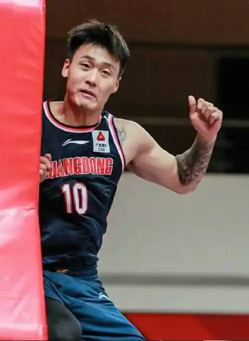 期间出战过2019年男篮世界杯,可以说赵睿是目前国内篮坛顶级后卫球员