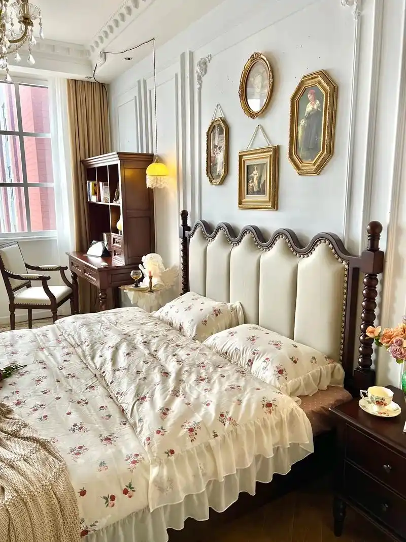 这间美式复古风卧室太惊艳了.珍珠白石膏线条的背景墙 - 抖音