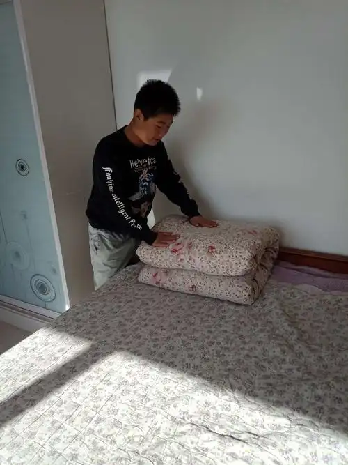 对这好了之后被叠起来的被子就有一个成型可以尝试着拿手去拍平他这样