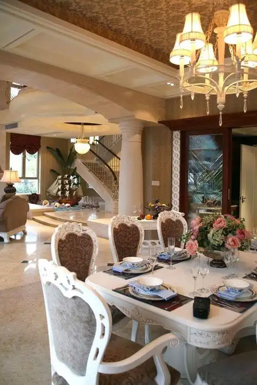 美式古典风格别墅餐厅餐桌装修效果图