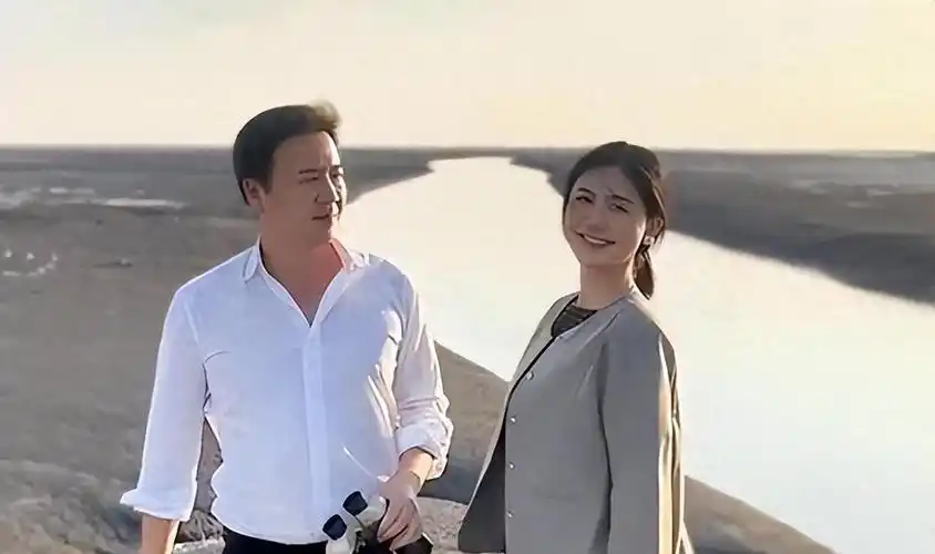 近期赖文峰出狱后照片曝光娶小23岁年轻娇妻完胜前任杨钰莹