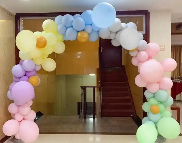 马卡龙不规则气球拱门