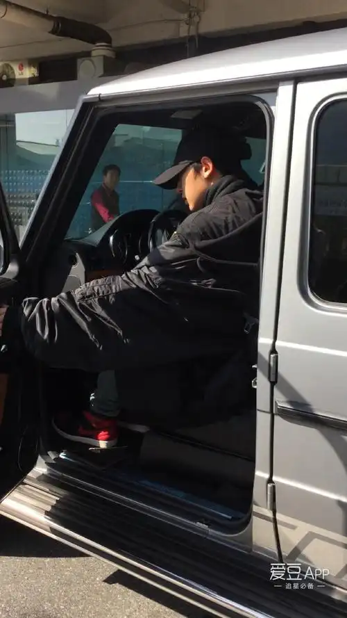 [exo][新闻]171108 灿烈大奔内景照公开 小可爱挂件传达柔软内心