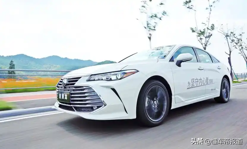 准入门槛被降低,但排面依旧不减,试驾一汽丰田亚洲龙2.0升xle